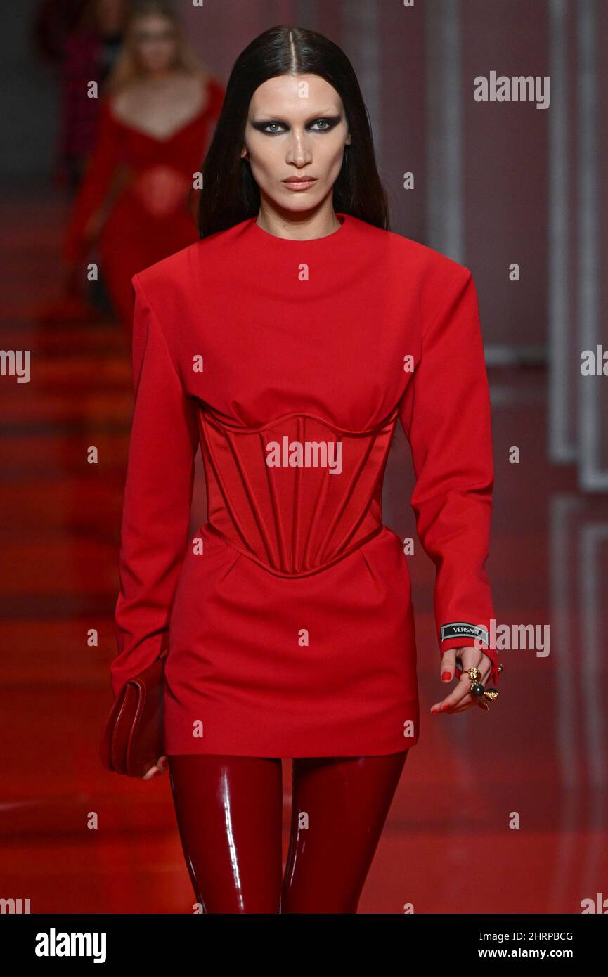 Milan, Italie. 25th févr. 2022. Le mannequin Bella Hadid marche sur la piste au salon de la mode Versace pendant le salon de la mode automne hiver 2022 Collections à la semaine de la mode de Milan à Milan, en Italie, le 25 février 2022. (Photo de Jonas Gustavsson/Sipa USA) crédit: SIPA US/Alay Live News Banque D'Images