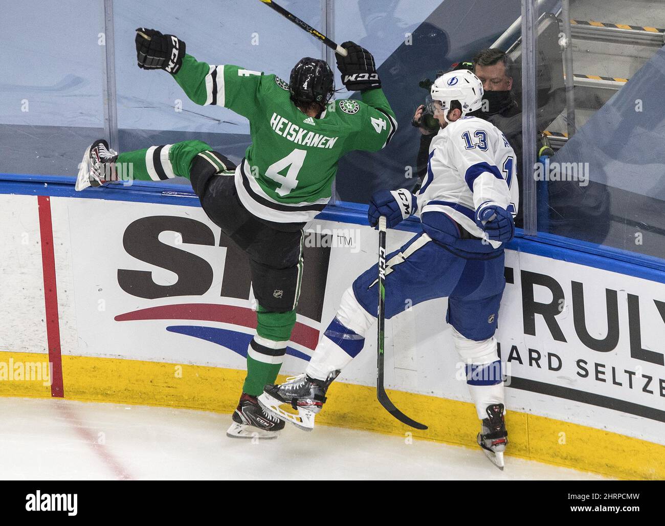 Le centre Lightning de Tampa Bay Cedric Paquette (13) vérifie le