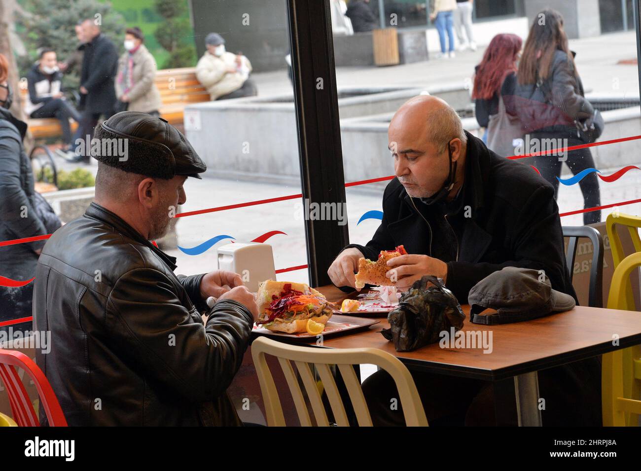 Ankara. 23rd févr. 2022. Les gens apprécient leur nourriture à Ankara, Turquie, le 23 février 2022. Tandis que les restaurants turcs font monter leurs prix dans un contexte d'inflation effrénée, les gens à court d'argent se tournent vers des délices de rue moins chers pour remplir leurs estomacs. POUR ALLER AVEC "Feature: Les Turcs à court d'argent se tournent vers la nourriture de rue dans un contexte d'inflation croissante" crédit: Mustafa Kaya/Xinhua/Alamy Live News Banque D'Images