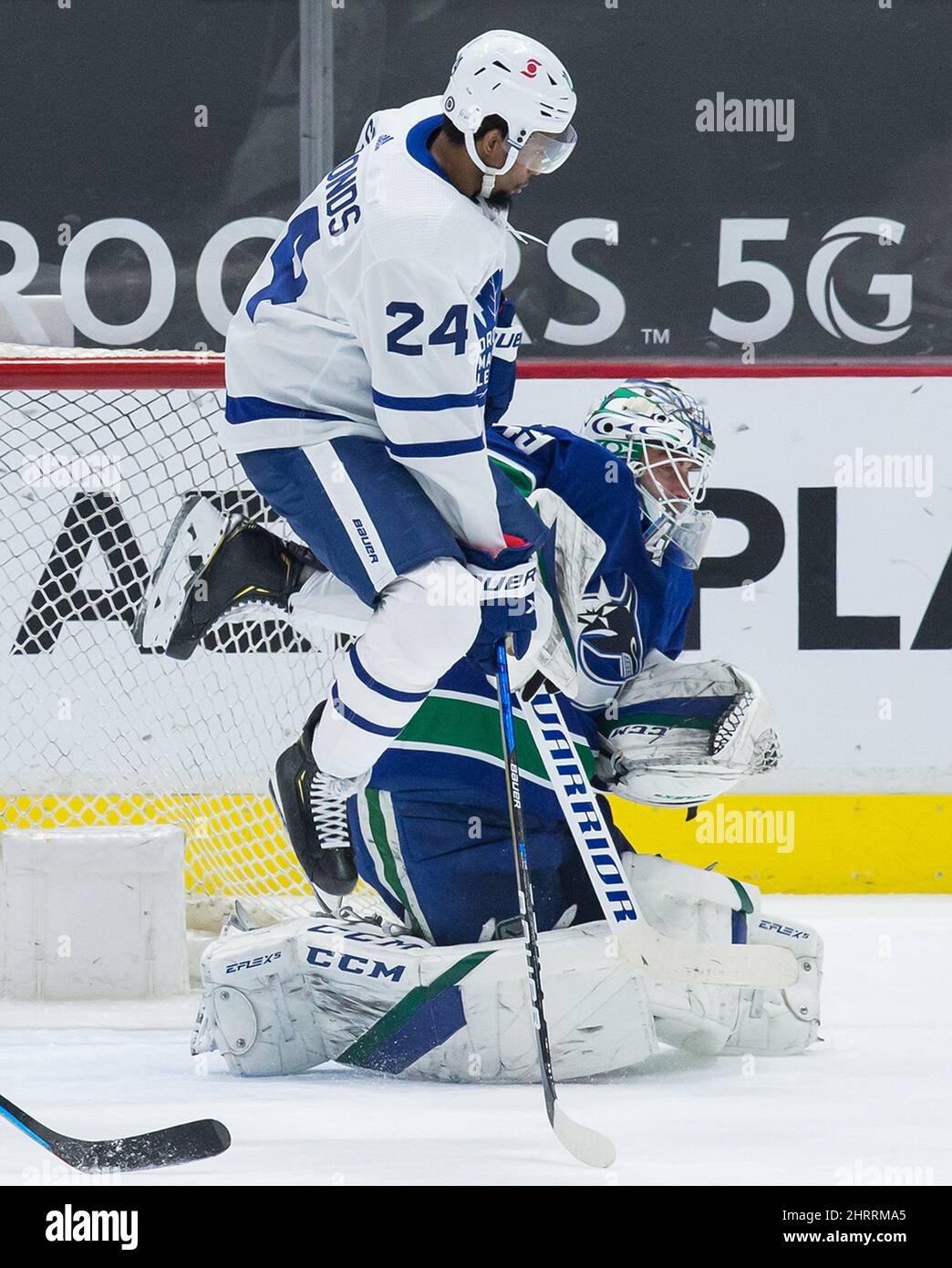 Le gardien de but des Canucks de Vancouver, Braden Holtby, fait l'économie alors que Wayne Simmonds (24) de Toronto Maple Leafs saute devant lui pendant la deuxième période d'un match de hockey de la LNH à Vancouver, en Colombie-Britannique, le dimanche 18 avril 2021. LA PRESSE CANADIENNE/Darryl Dyck Banque D'Images