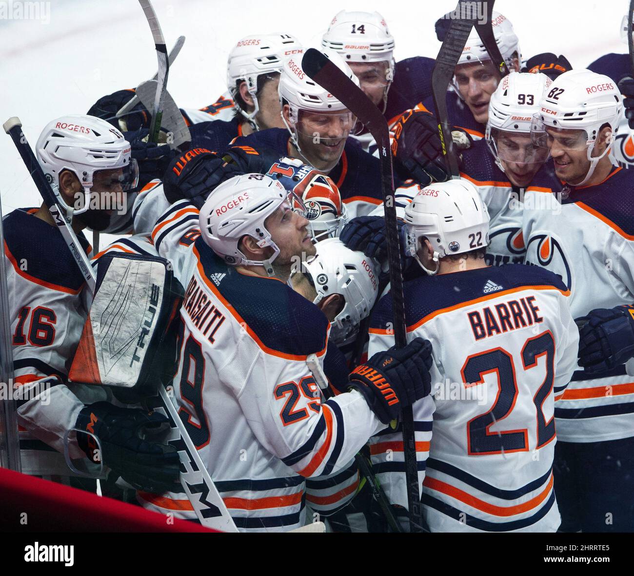 Dominik Kahun (21), des Oilers d'Edmonton, est attrapé par des coéquipiers après avoir marquant le but gagnant contre les Canadiens de Montréal pendant les heures supplémentaires de hockey de la LNH le mercredi 12 mai 2021 à Montréal. LA PRESSE CANADIENNE/Ryan Remiorz Banque D'Images