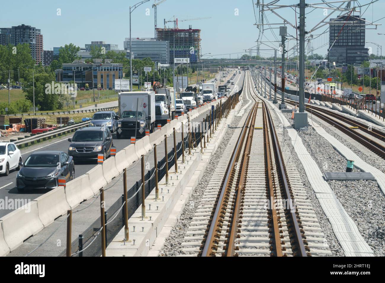Un train roule le long de la voie entre les voies d