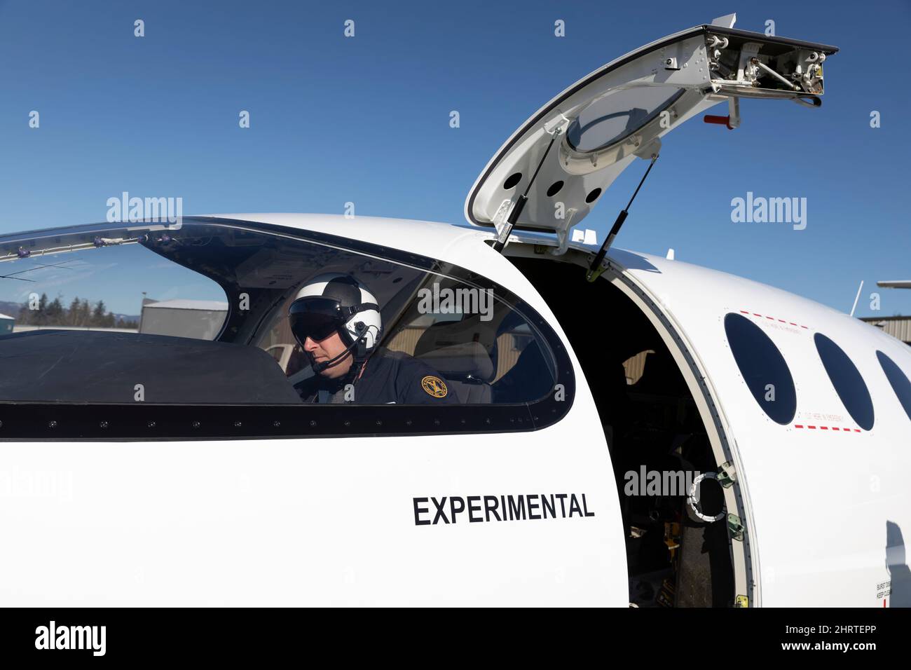 Arlington, Washington, États-Unis. 25th février 2022. Le pilote d'essai en chef Steven Crane prépare le prototype de l'avion entièrement électrique d'Alice pour un essai en taxi au siège d'Eviation à l'aéroport municipal d'Arlington à Arlington. Eviation prévoit d'effectuer le premier vol d'Alice au cours des prochaines semaines en attendant des préparatifs supplémentaires en taxi et en vol. Crédit : Paul Christian Gordon/Alay Live News Banque D'Images