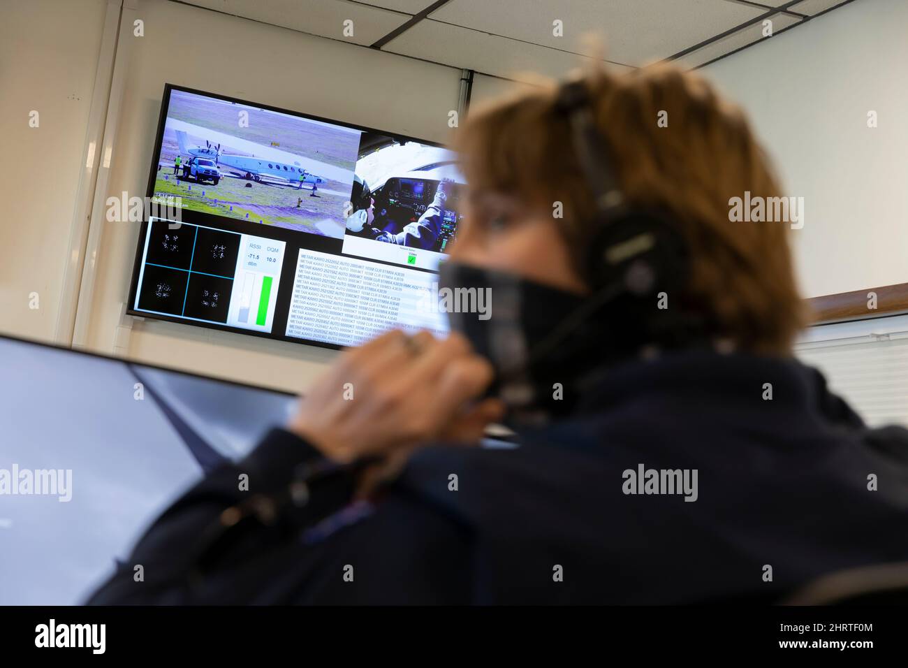 Arlington, Washington, États-Unis. 25th février 2022. Jesse Stevens, membre de l'équipe de télémétrie, communique avec l'équipage au sol lorsqu'il prépare le prototype d'Alice pour un essai en taxi au siège d'Eviation à l'aéroport municipal d'Arlington. Eviation prévoit d'effectuer le premier vol d'Alice au cours des prochaines semaines en attendant des préparatifs supplémentaires en taxi et en vol. Crédit : Paul Christian Gordon/Alay Live News Banque D'Images