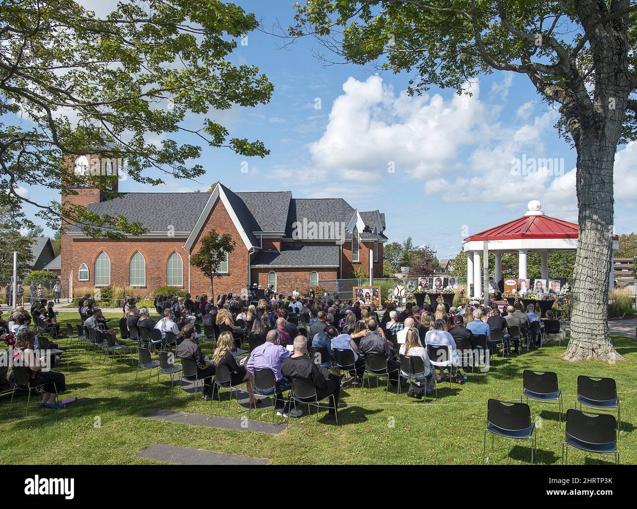 Des amis et des parents assistent à un service commémoratif pour la famille de six personnes qui sont mortes dans un incendie dans leur remorque de camping, à Victoria Square, à Amherst, en Nouvelle-Écosse, vendredi, 24 septembre 2021. Robert Jorge (R.J.) Sears, 30 ans, Michelle Elaine Robertson, 28 ans, et leurs enfants Madison Anne-Marie Sears, 11 ans Robert (Ryder) Sears, quatre ans Jaxson Robertson et trois ans Collin Justin (C.J.) Sears a péri dans la tragédie. LA PRESSE CANADIENNE/Andrew Vaughan Banque D'Images