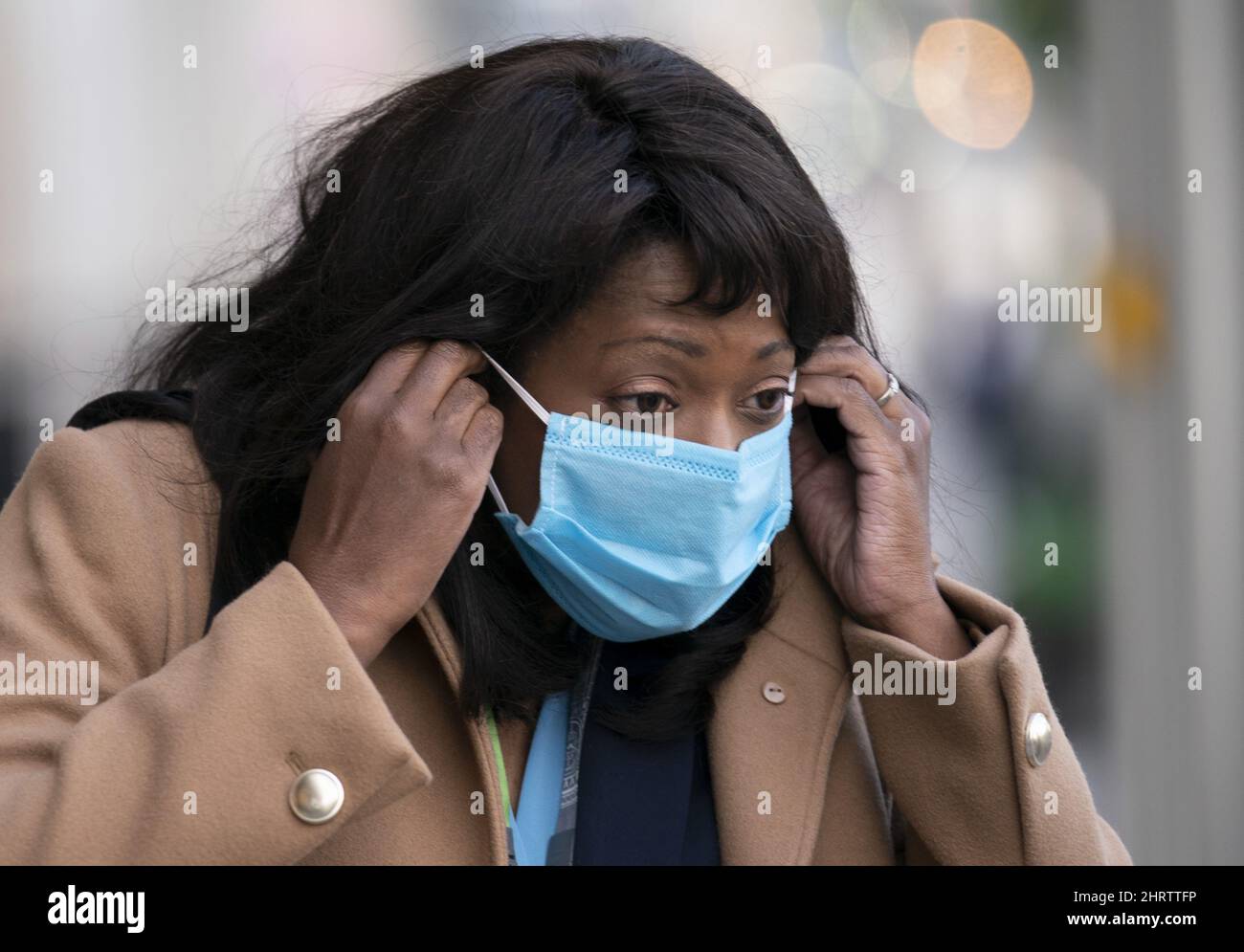 La députée conservatrice récemment élue Leslyn Lewis ajuste son masque lorsqu'elle arrive au caucus du premier parti depuis l'élection fédérale, à Ottawa, le mardi 5 octobre 2021. LA PRESSE CANADIENNE/Adrian Wyld Banque D'Images