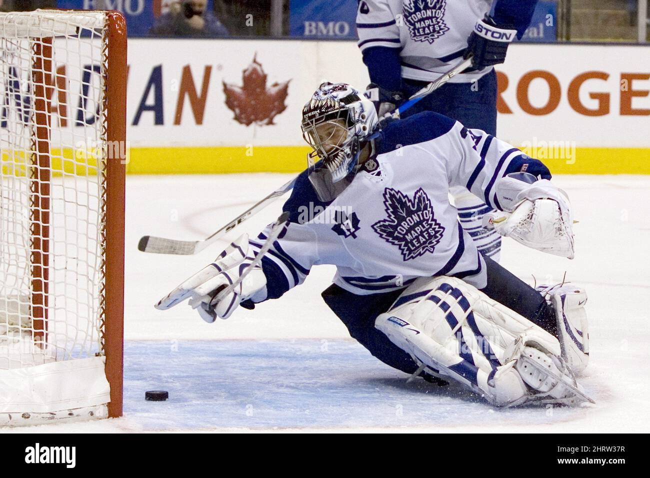 Le gardien de but VESA Toskala, de Finlande, Maple Leafs de Toronto, est battu par une balle de Chicago Blackhawks Ben Eager, non montré, pour lier le match 4-4 dans la troisième période d'action de hockey de la LNH à Toronto le samedi 22 novembre 2008. LA PRESSE CANADIENNE/Chris Young Banque D'Images