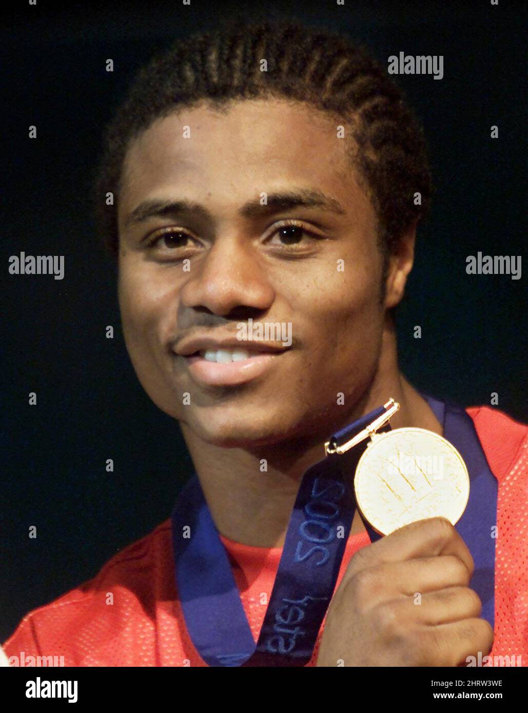 Jean Pascal affiche sa médaille d'or après sa victoire à la finale de boxe de 63,5 kg aux Jeux du Commonwealth à Manchester, en Angleterre, le samedi 3 août 2002. Pascal défait Paul Smith d'Angleterre.(CP PHOTO/Andrew Vaughan) Banque D'Images