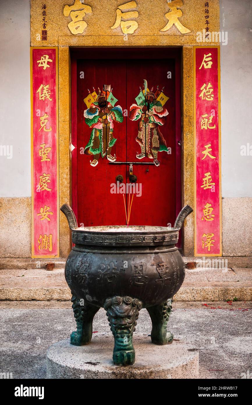 L'entrée du temple Tin Hau dans la rue Chung Hing, Cheung Chau, une île en saillie des nouveaux territoires de Hong Kong Banque D'Images