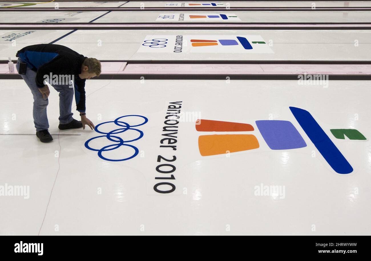 Le chef de la fabrication de glace, Hans Wuthrich, arrange l'emblème des Jeux olympiques d'hiver au Centre olympique de Vancouver le mardi 9 février 2010 aux Jeux olympiques d'hiver de 2010 à Vancouver. LA PRESSE CANADIENNE/Nathan Denette Banque D'Images