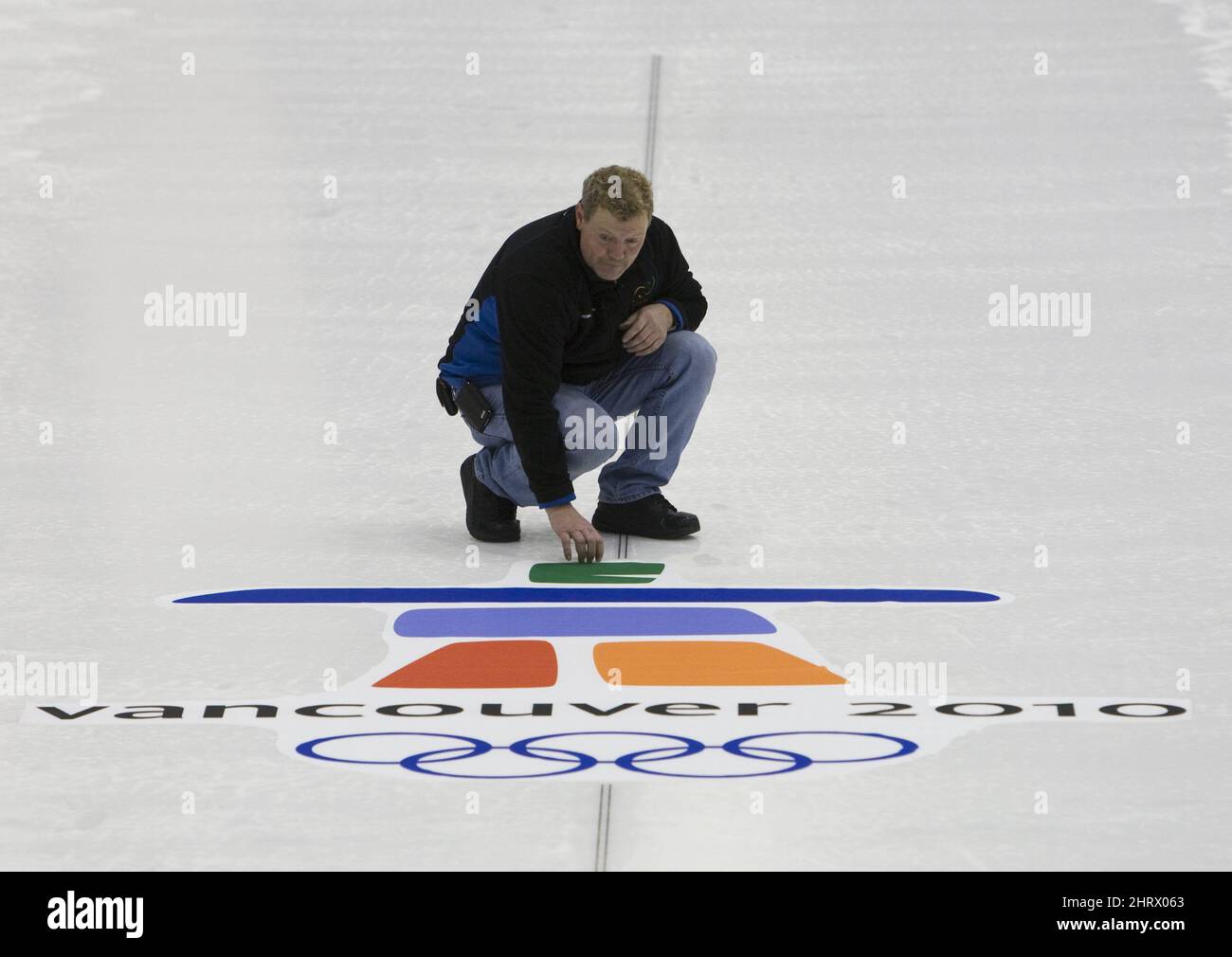 Le chef de la fabrication de glace, Hans Wuthrich, arrange l'emblème des Jeux olympiques d'hiver au Centre olympique de Vancouver le mardi 9 février 2010 aux Jeux olympiques d'hiver de 2010 à Vancouver. LA PRESSE CANADIENNE/Nathan Denette Banque D'Images