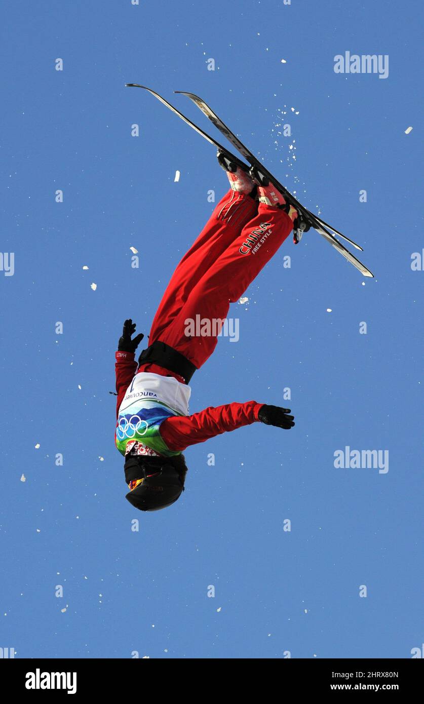 La chinoise Nina Li occupe une deuxième place lors de son deuxième saut des qualifications des femmes en matière d'antennes à Cypress Mountain, le samedi 20 février 2010. .LA PRESSE CANADIENNE/Roger Hallett Banque D'Images