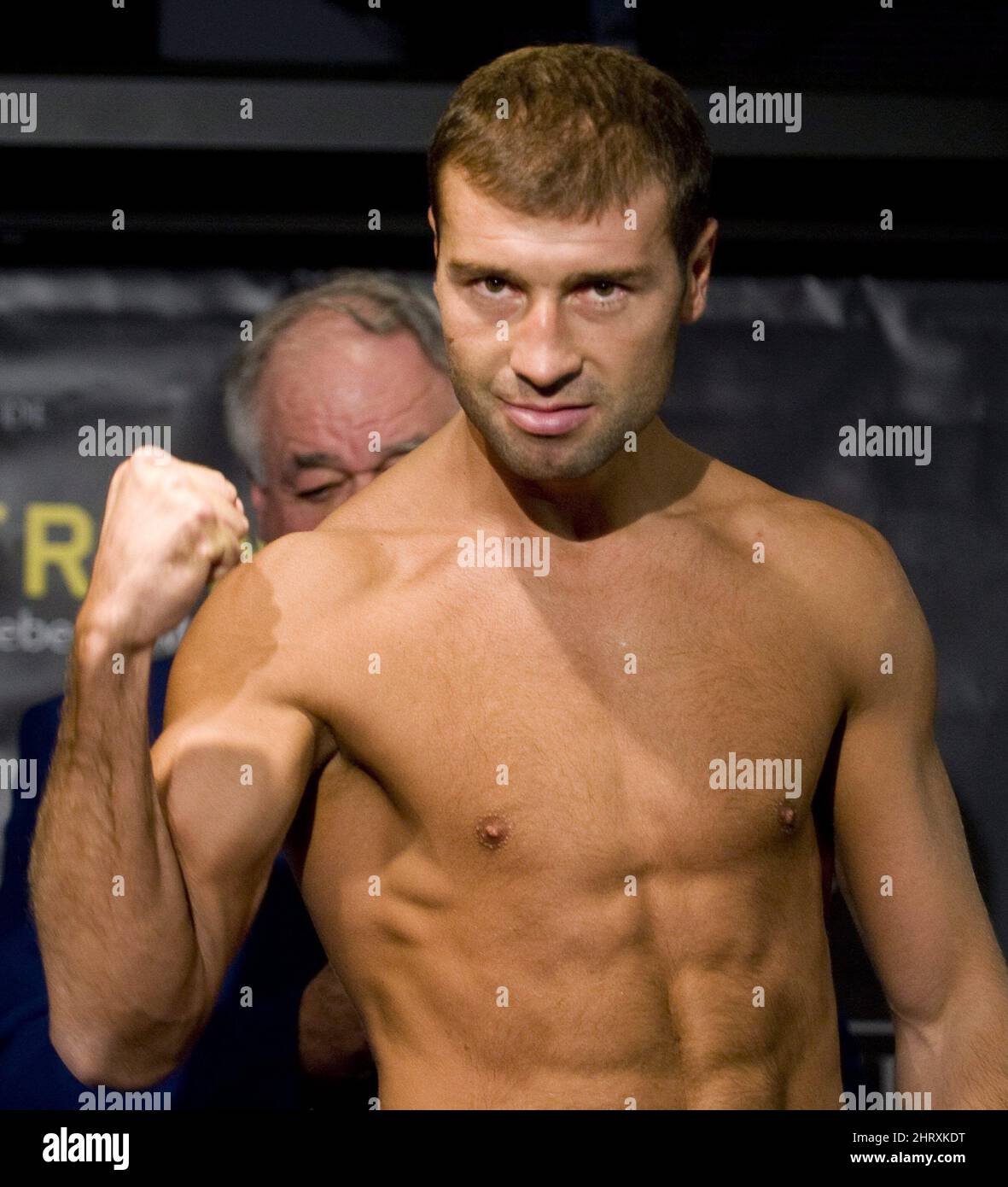 Luan Bute, champion de l'IBF super midlewhuit, de Montréal, flexes au Weigh-In le vendredi 16 avril 2010 à Montréal, avant son titre de défense contre l'adversaire Edison Miranda, de Colombie, à Montréal, le samedi 17 avril. LA PRESSE CANADIENNE/Graham Hughes Banque D'Images