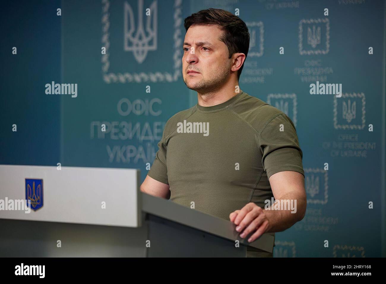 Le président ukranien Volodymyr Zelenskyy parle avec la presse internationale lorsqu'il se prépare à l'invasion russe - 25 février 2022. Banque D'Images