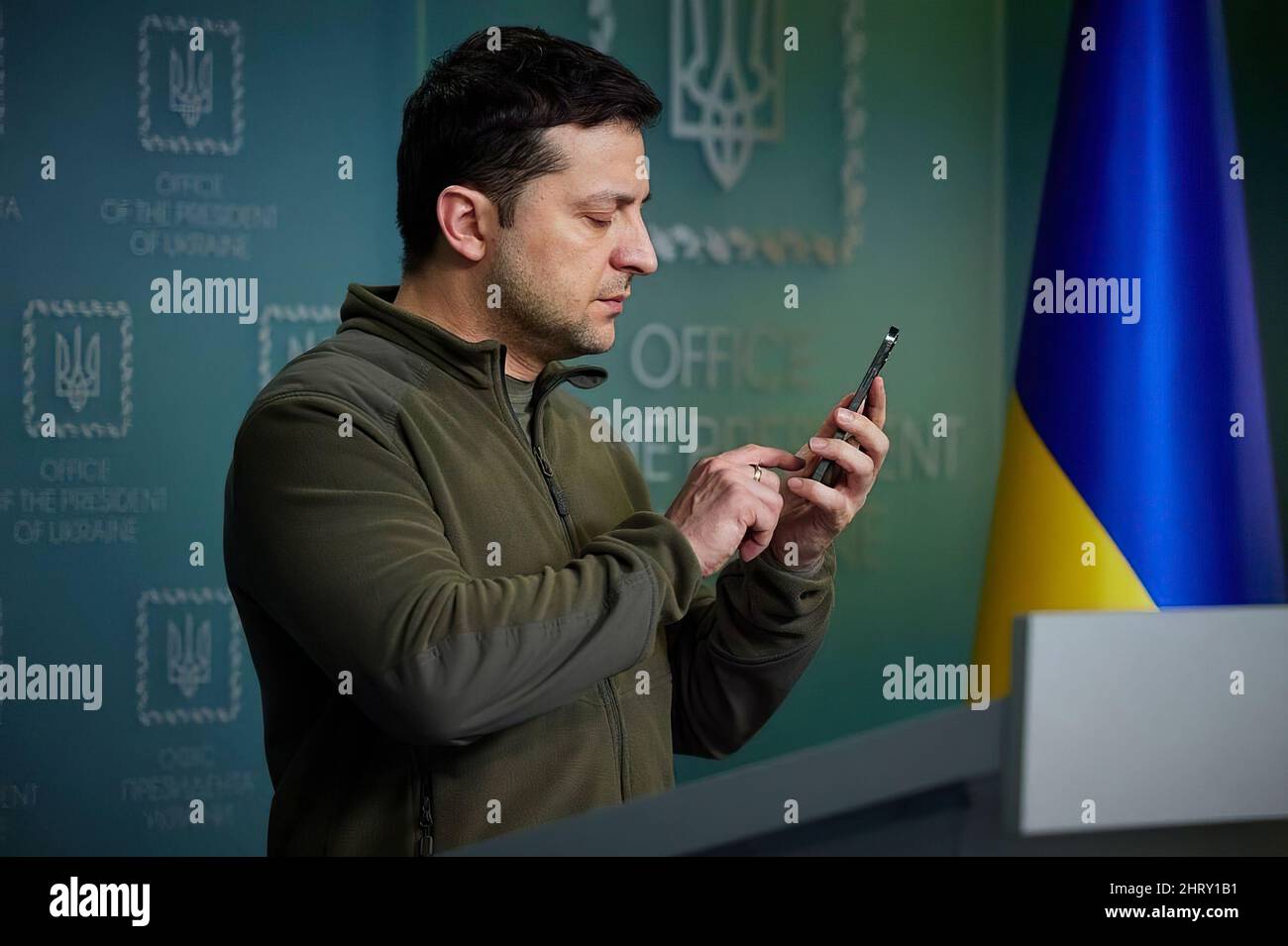 Le président ukranien Volodymyr Zelenskyy parle avec la presse internationale lorsqu'il se prépare à l'invasion russe - 25 février 2022. Banque D'Images