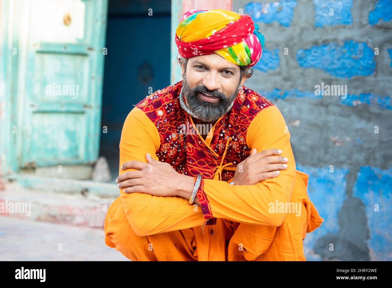 Portrait d un homme indien du nord traditionnel heureux portant