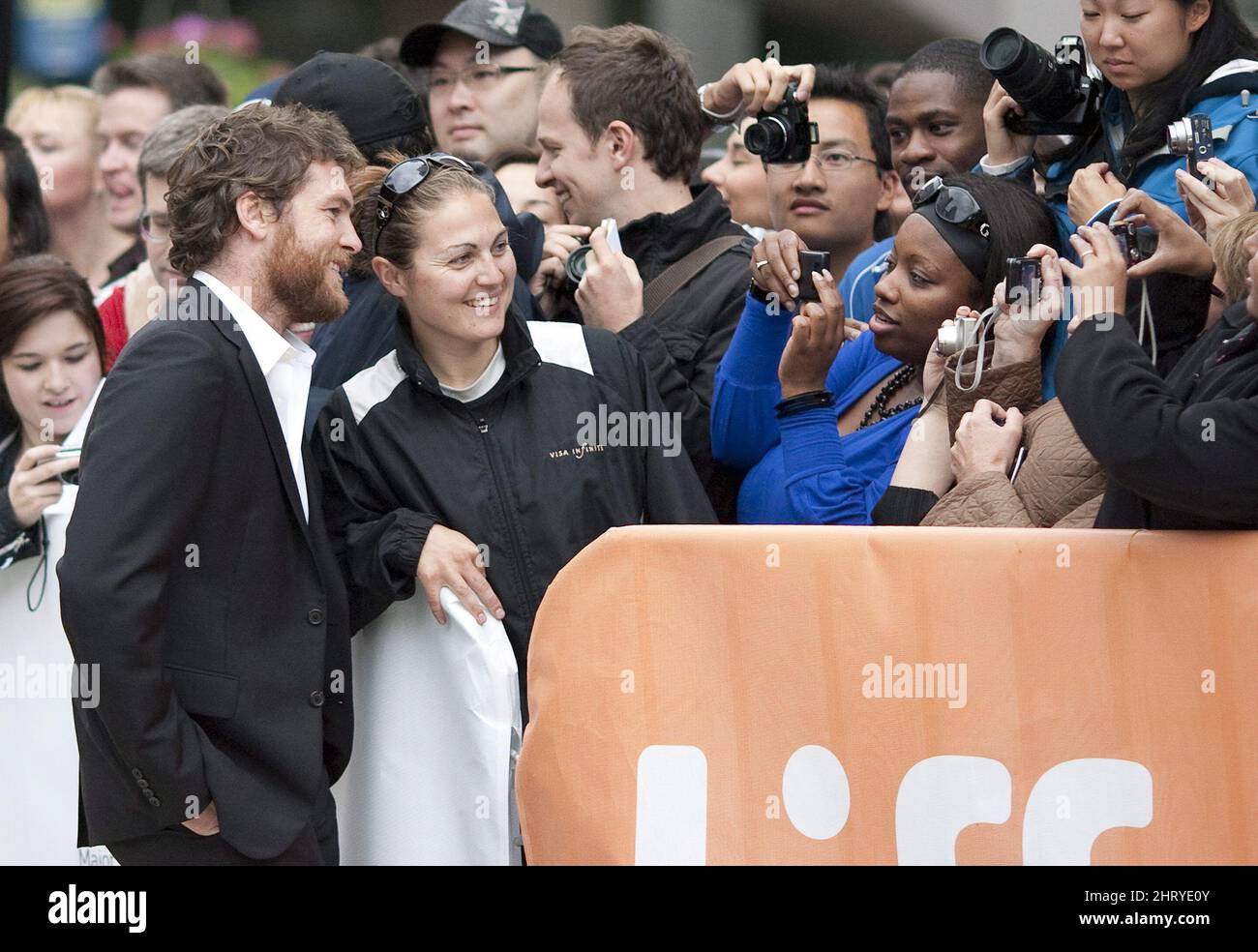 Sam Worthington pose pour une photo avec des fans alors qu'il arrive pour la projection de gala du film Last Night au Festival international du film de Toronto, le samedi 18 septembre 2010. LA PRESSE CANADIENNE/Chris Young Banque D'Images