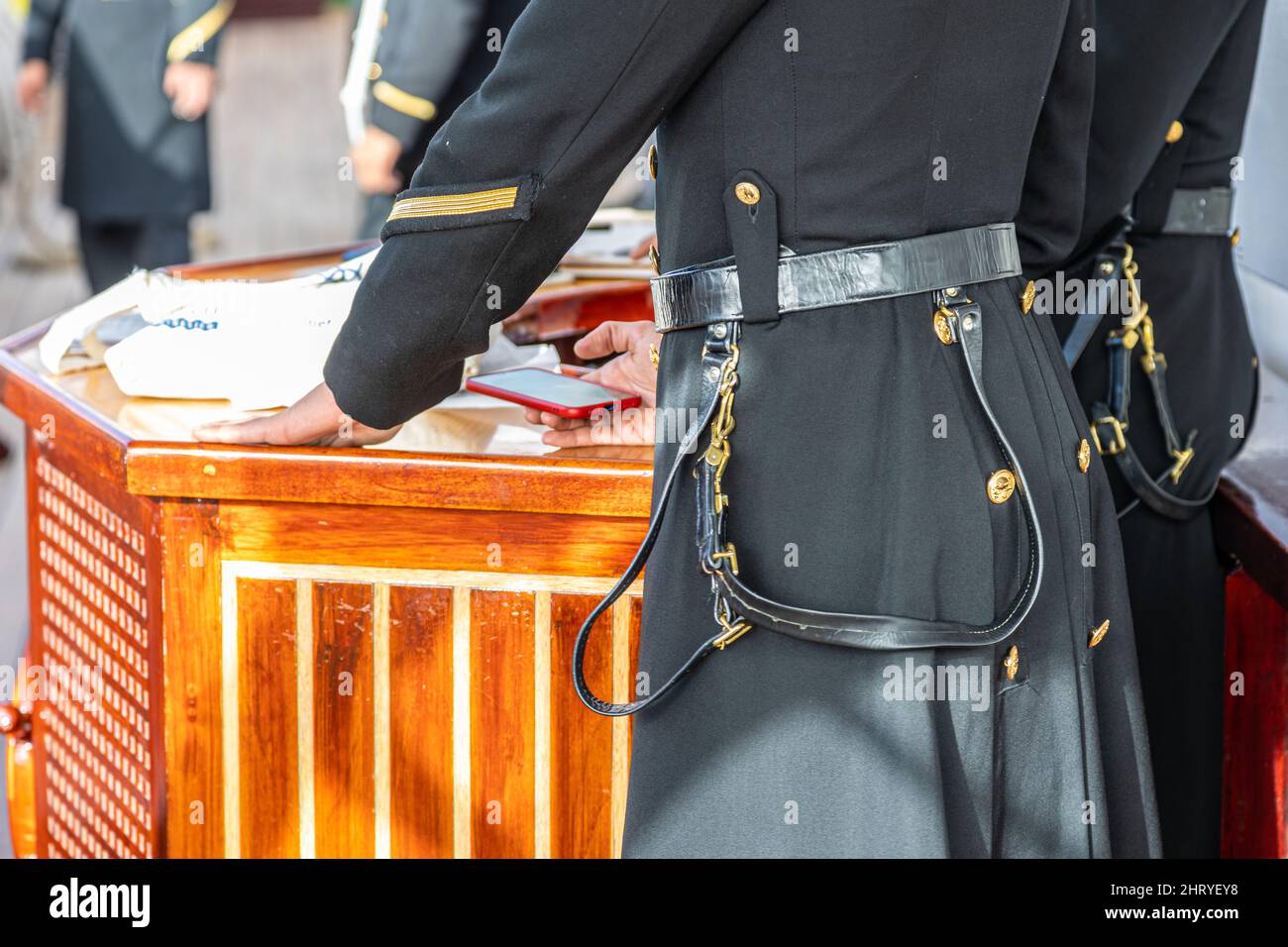 Officier de marine dans un uniforme à l'aide d'un smartphone Banque D'Images