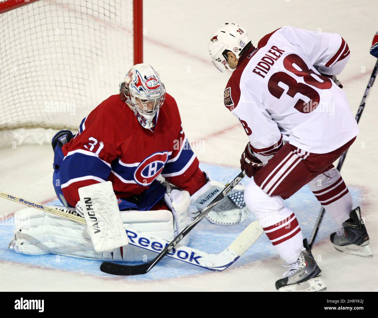 Le gardien de but Carey Price des Canadiens de Montréal arrête Phoenix Coyotes Vernon Fiddler pendant la deuxième période action de la Ligue nationale de hockey lundi 25 octobre 2010 à Montréal. LA PRESSE CANADIENNE/Ryan Remiorz Banque D'Images