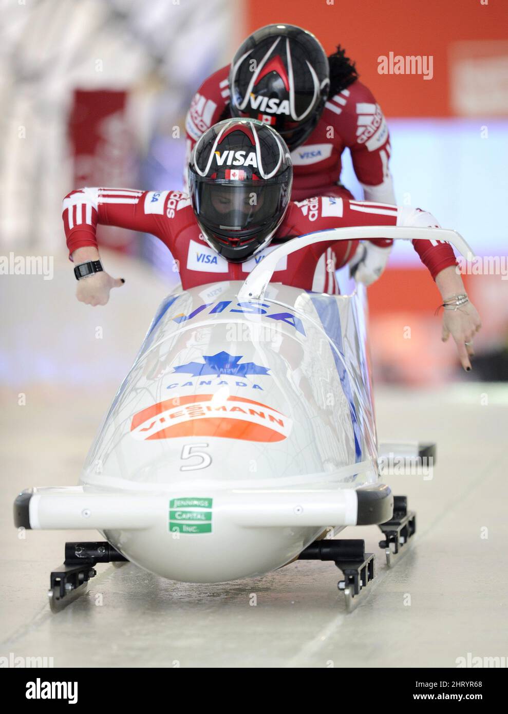 La pilote Helen Upperton et Shelly-Ann Brown, en arrière-plan, du Canada, ont fait un saut dans le traîneau du Canada 2 pour le départ lors de la course de bobsleigh de la coupe du monde des femmes à Calgary, le vendredi 3 décembre 2010. LA PRESSE CANADIENNE/Larry MacDougal Banque D'Images