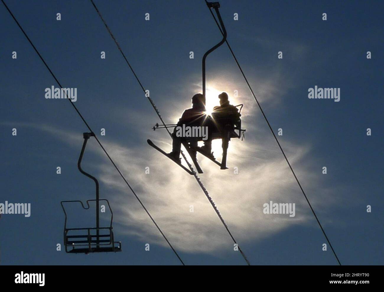 Les skieurs sont silhouettés contre le soleil lorsqu'ils prennent le télésiège à Cypress Mountain, à North Vancouver, en Colombie-Britannique, le vendredi 17 décembre 2010. LA PRESSE CANADIENNE/Jonathan Hayward Banque D'Images