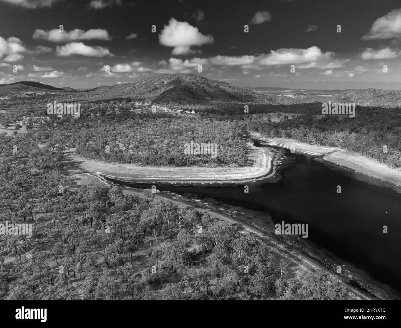 Image en noir et blanc d'une partie de la zone de confinement d'eau du barrage d'Eungella, Queensland, Australie. Banque D'Images