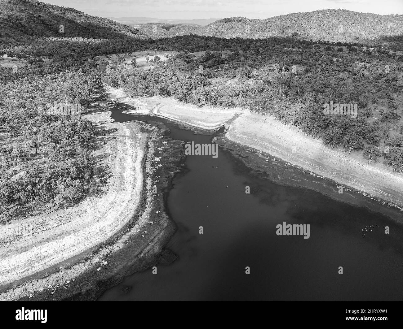 Image en noir et blanc d'une partie de la zone de confinement d'eau du barrage d'Eungella, Queensland, Australie. Banque D'Images