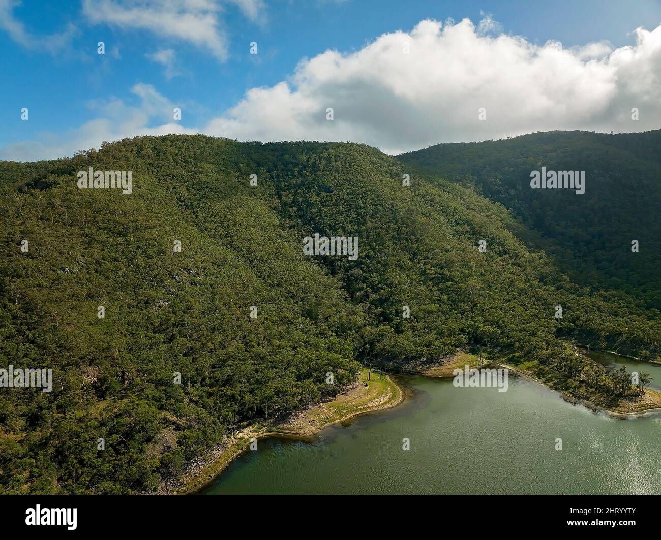 La chaîne de montagnes qui entoure la zone de confinement de l'eau du barrage d'Eungella, Queensland, Australie. Banque D'Images