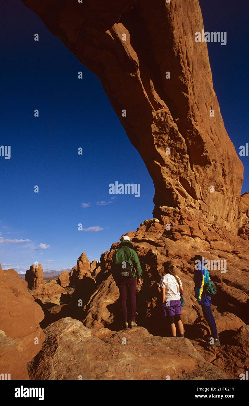 Arche de la fenêtre nord vue par les touristes, située dans la section des fenêtres du parc. Arches National Park, Utah, États-Unis Banque D'Images