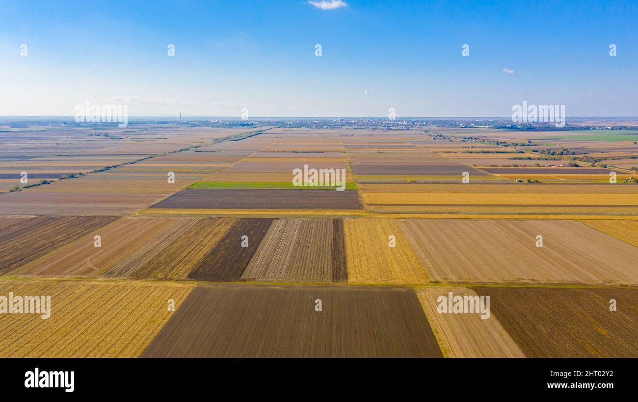 Au-dessus de la vue sur les champs agricoles, après la récolte, les parcelles cultivées vides. Banque D'Images