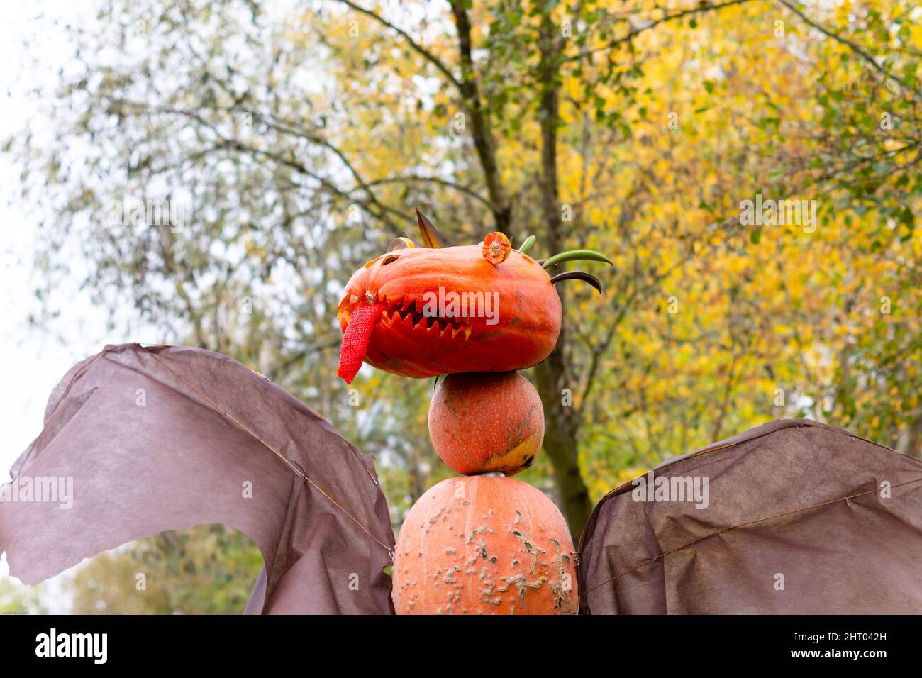 Beautifuliy citrouille décorée comme un dragon pour halloween Banque D'Images