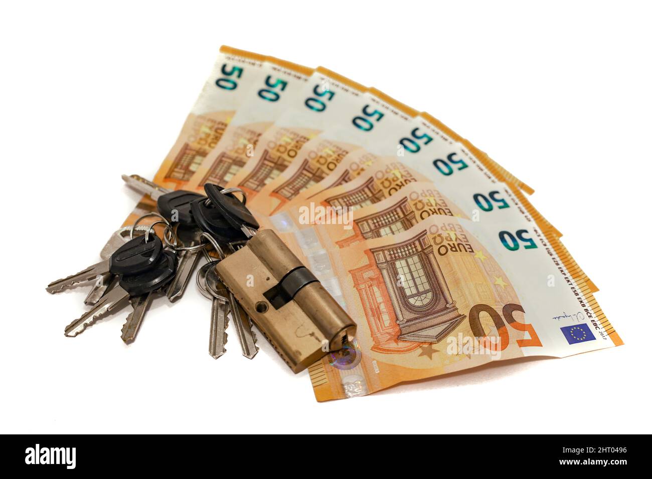 Gros plan des clés et des billets de 50 euros isolés sur fond blanc Banque D'Images