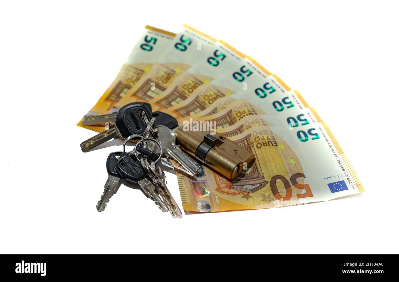 Gros plan des clés et des billets de 50 euros isolés sur fond blanc Banque D'Images