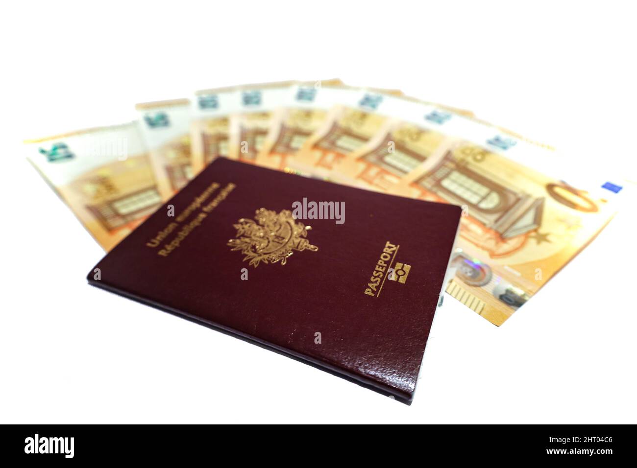 Gros plan de 50 billets en euros et passeports français isolés sur fond blanc Banque D'Images