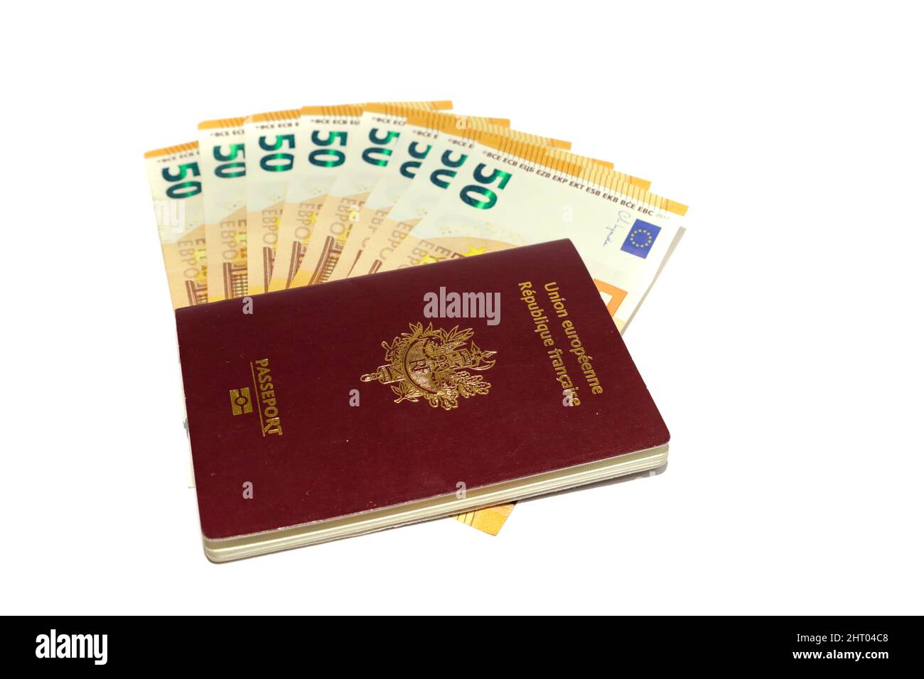 Gros plan de 50 billets en euros et passeports français isolés sur fond blanc Banque D'Images