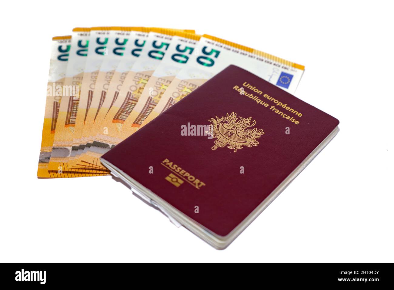 Gros plan de 50 billets en euros et passeports français isolés sur fond blanc Banque D'Images