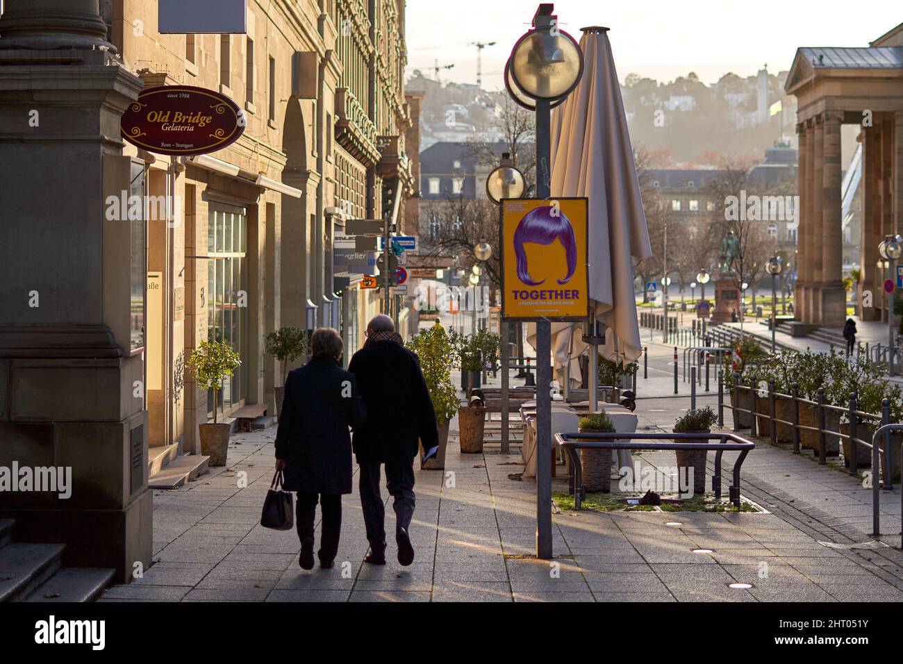 Stuttgart, Allemagne - 06 janvier 2022 : couple de personnes âgées marchant ensemble dans la ville. Les seniors font du shopping dans des vitrines noires. Vue arrière. Banque D'Images