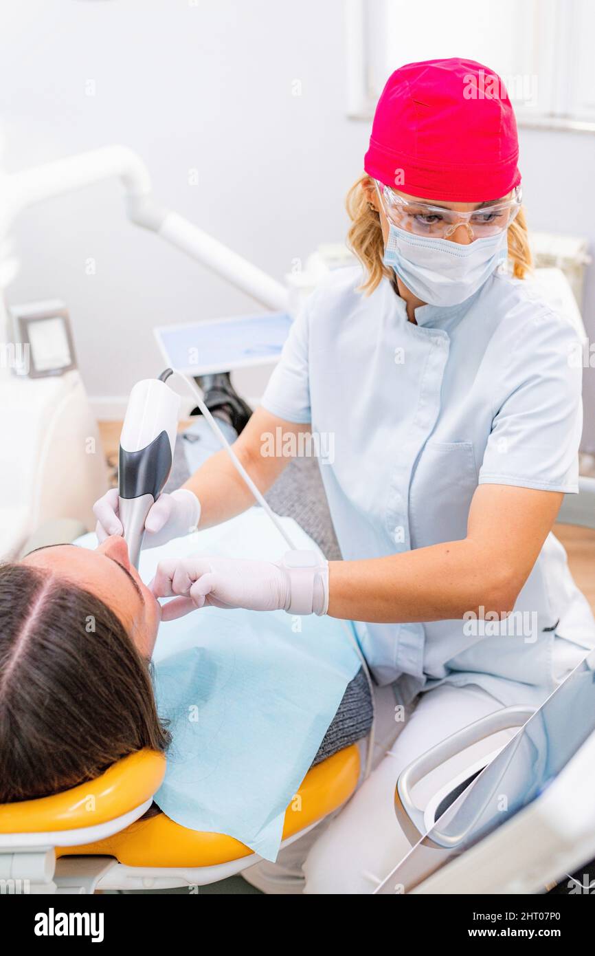Dentiste utilisant une caméra 3D pour la procédure de reconstruction dentaire Banque D'Images