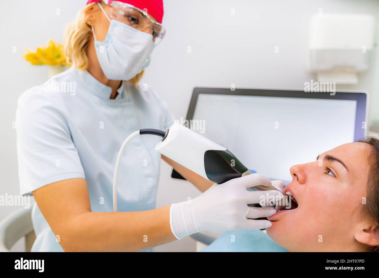 Dentiste utilisant une caméra 3D pour la procédure de reconstruction dentaire Banque D'Images