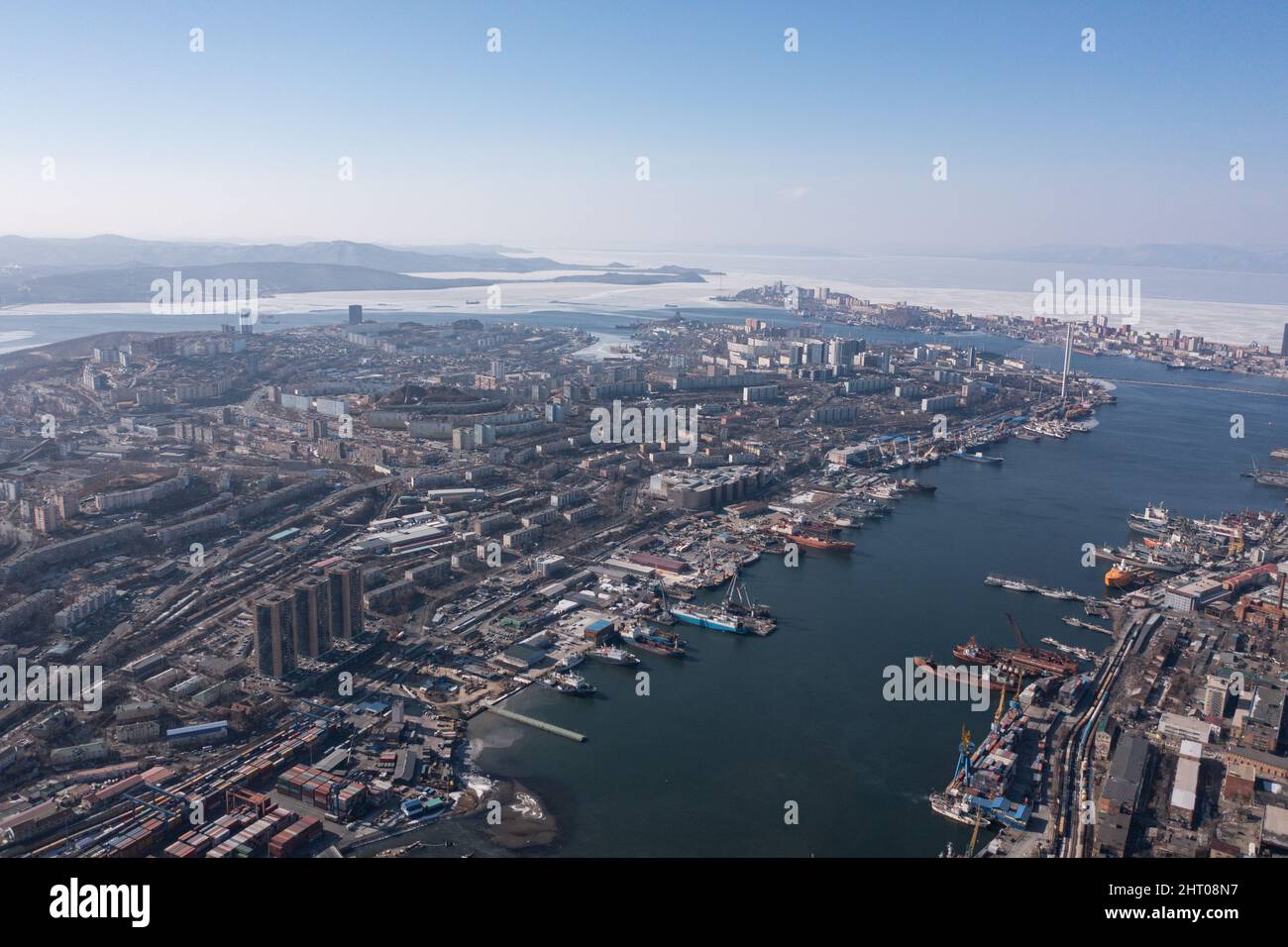 Vladivostok, Russie - 5 février 2022 : la vue depuis le sommet de la baie, les maisons et les rues de la ville. Banque D'Images