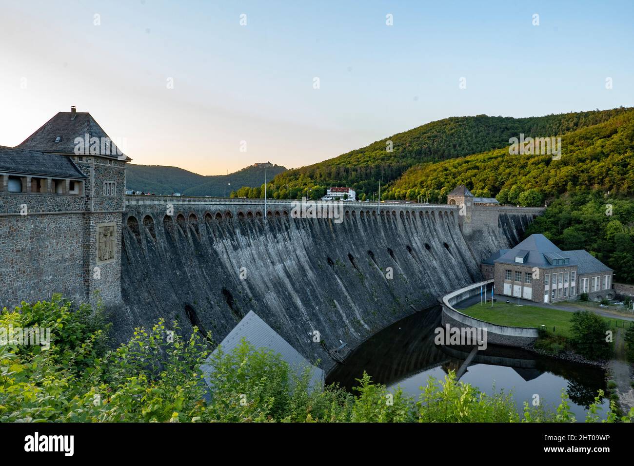 Mur de soutènement d'Edersee en Allemagne. Énergie renouvelable par l'hydroélectricité Banque D'Images