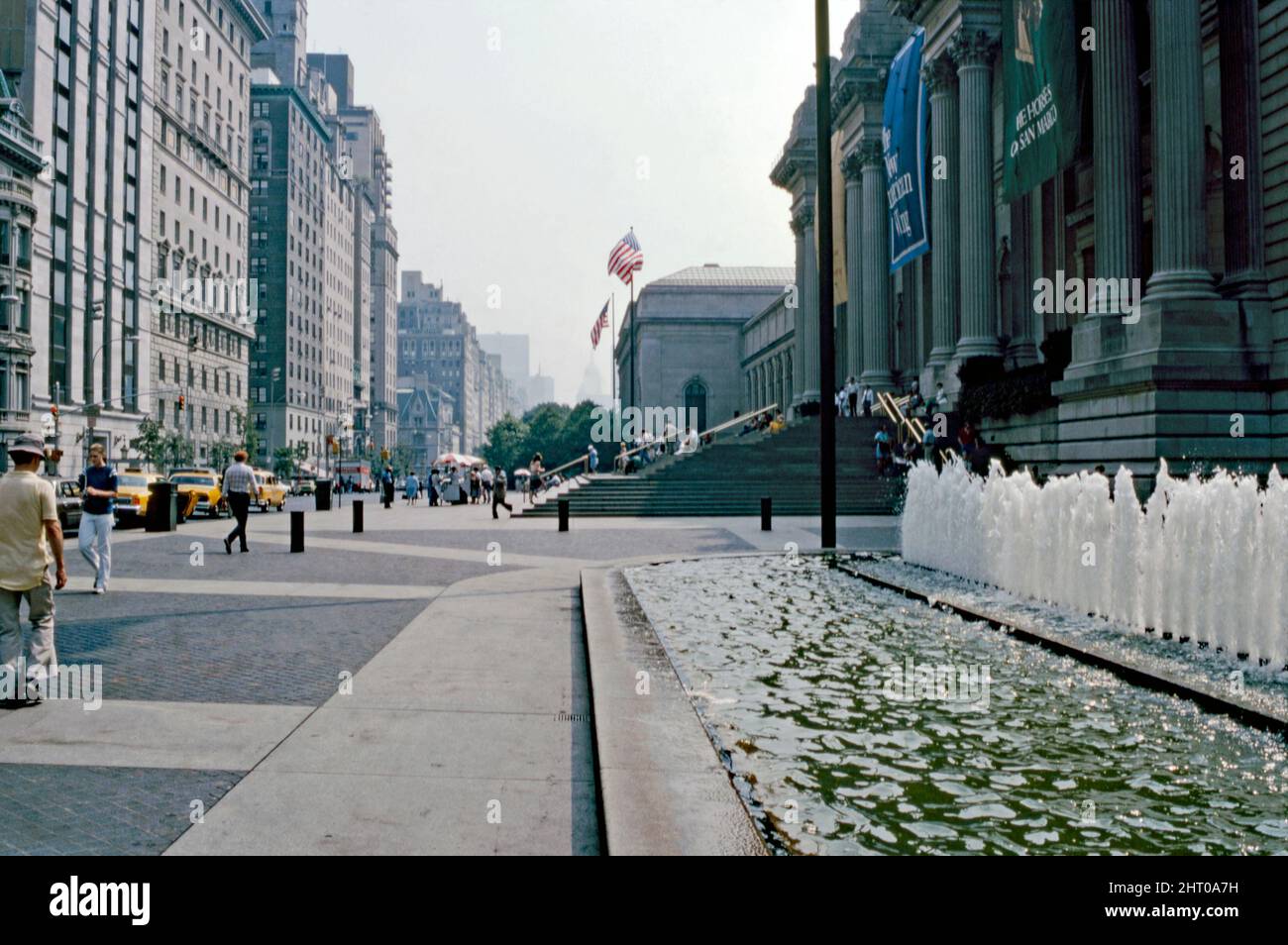 Une vue de 1980 vers le sud en descendant la Cinquième Avenue au Metropolitan Museum of Art, New York City, USA. Le Metropolitan Museum of Art de New York (« le met ») est le plus grand musée d'art de l'hémisphère occidental. Le bâtiment principal, situé au 1000 Fifth Avenue, à l'extrémité est de Central Park, dans l'Upper East Side de Manhattan. Le Metropolitan Museum of Art a été fondé en 1870 avec pour mission d'apporter l'art et l'éducation artistique au peuple américain. Le bâtiment de la Cinquième Avenue a ouvert ses portes en 1872. Cette image provient d'une ancienne transparence couleur Kodak prise par un photographe amateur, une photographie vintage de 1980s. Banque D'Images