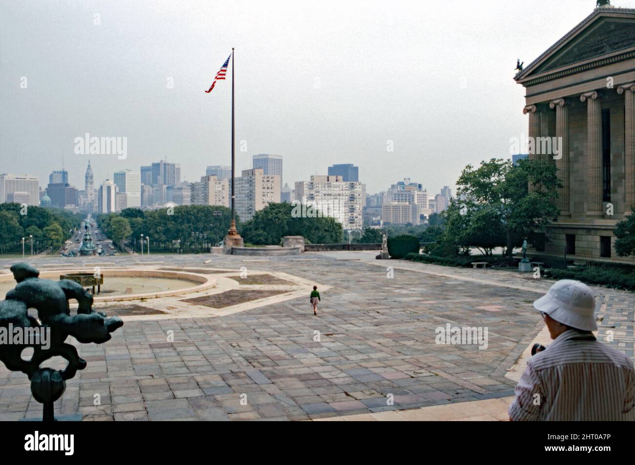 Une vue de 1980 se regardant en bas de Benjamin Franklin Parkway au-dessus du centre-ville de Philadelphie, Pennsylvanie, États-Unis. La vue est du Musée d'art de Philadelphie sur Fairmount. Des parties du musée ont été construites pour l'exposition du centenaire de 1876. Le bâtiment principal du musée a été achevé en 1928. Cette image provient d'une ancienne transparence de couleur amateur américaine – une photographie vintage de 1980s. Banque D'Images