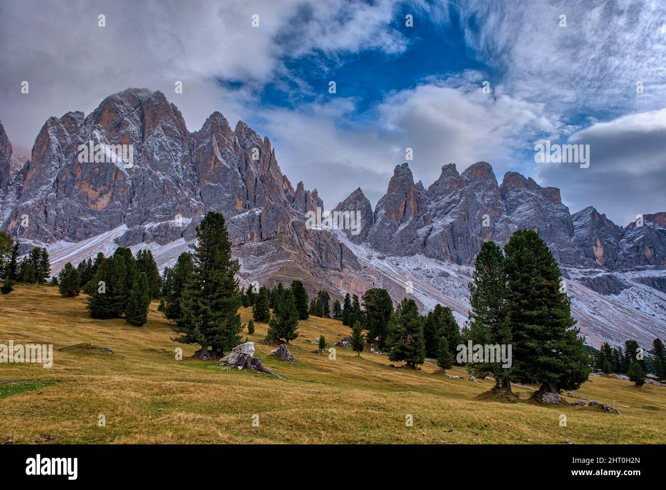 Vue des faces nord et des sommets de la partie ouest du groupe Odle, vue de Malga Geisler en automne. Banque D'Images