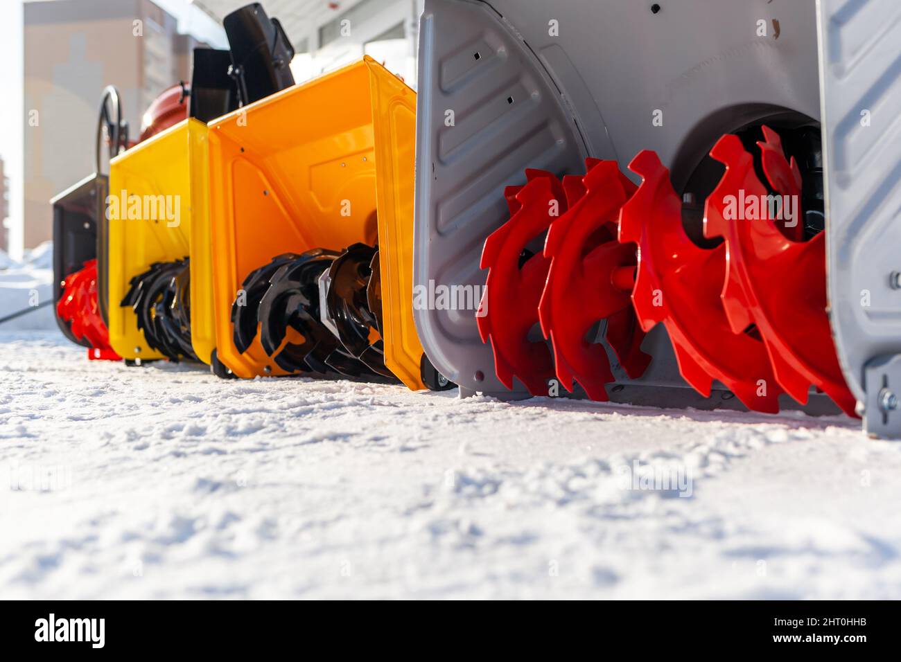 Un nouveau chasse-neige à essence est en vente.Mécanisme de déneigement.Un  dispositif pour enlever la neige à la maison en hiver Photo Stock - Alamy