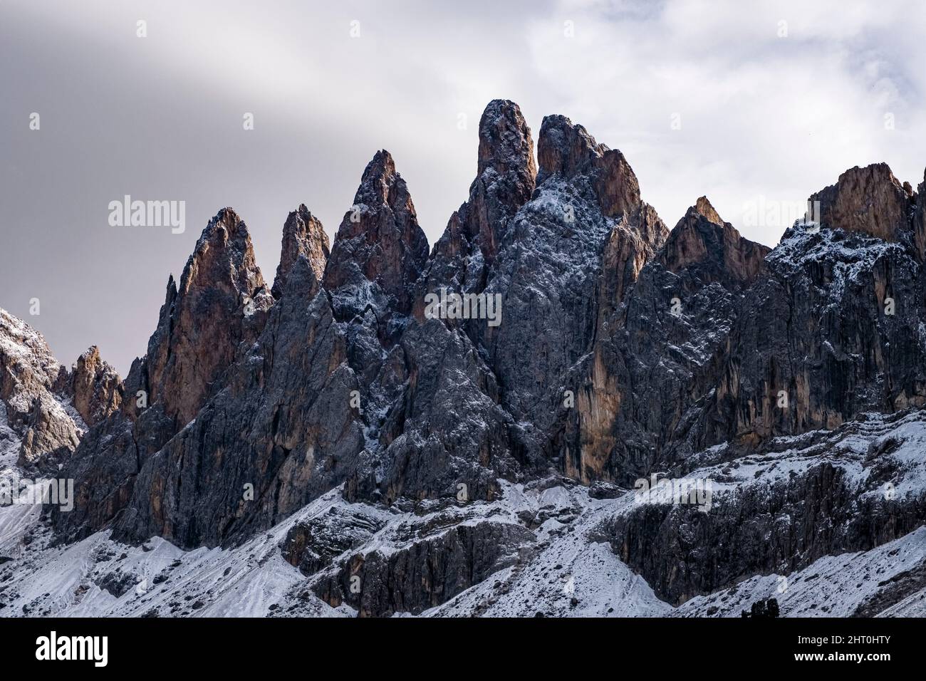 Vue sur les faces nord et les sommets de la partie ouest du groupe Odle, vue de Brogles Hut, Rifugio Malga Brogles, après la chute de neige en automne. Banque D'Images