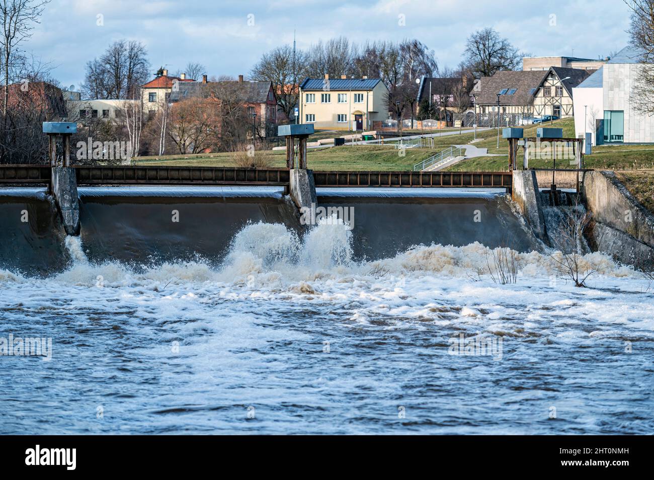 L'eau d'inondation printanière coule au-dessus des écluses de la rivière Berze, dans la ville de Dobele, en Lettonie Banque D'Images
