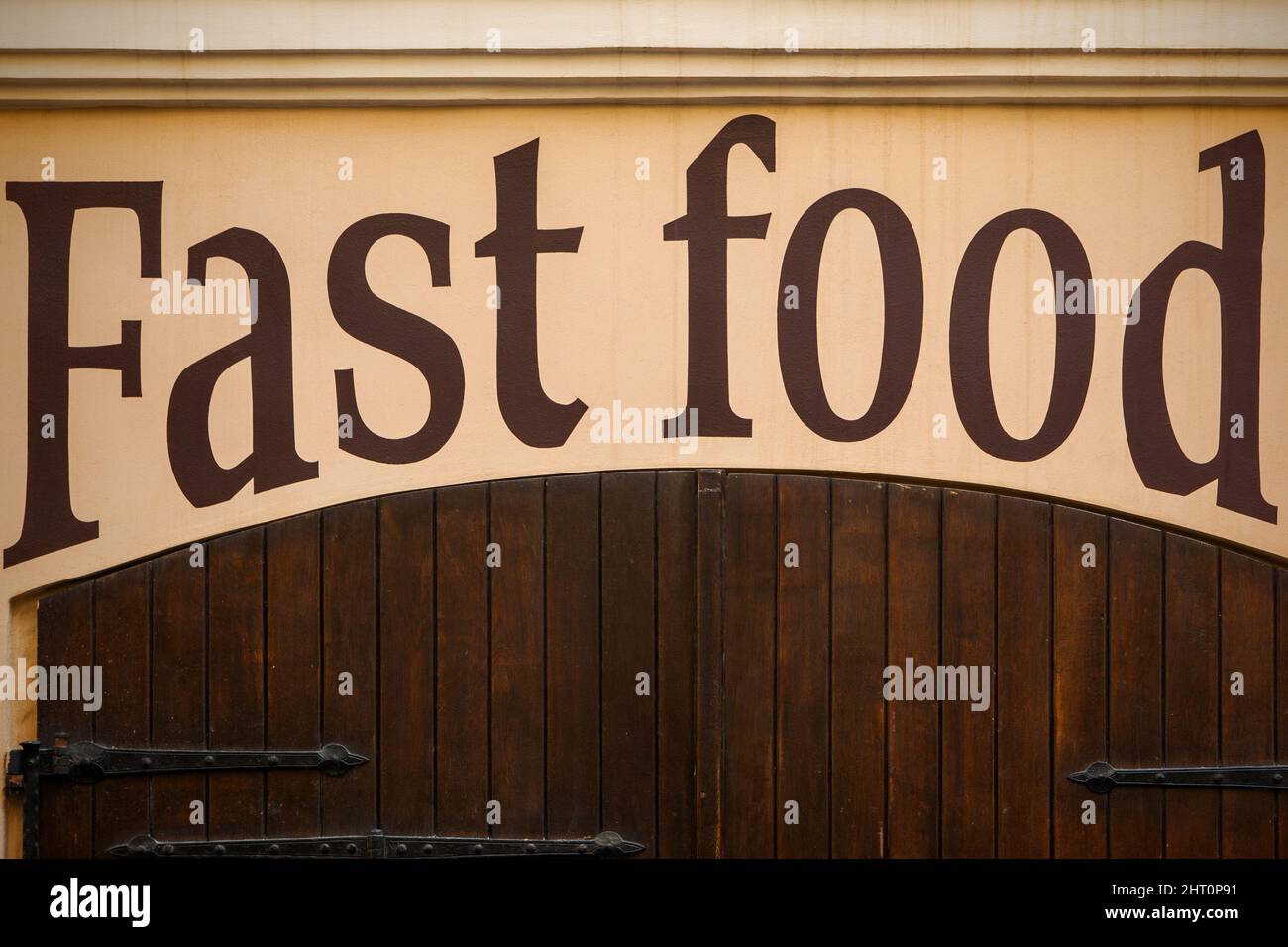 Affiche de restauration rapide au-dessus de la porte fermée Banque D'Images