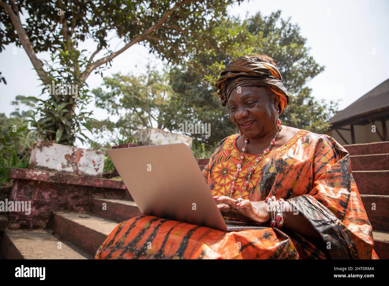 Une femme africaine de 60 ans utilise son ordinateur portable, ses femmes et son concept technologique Banque D'Images