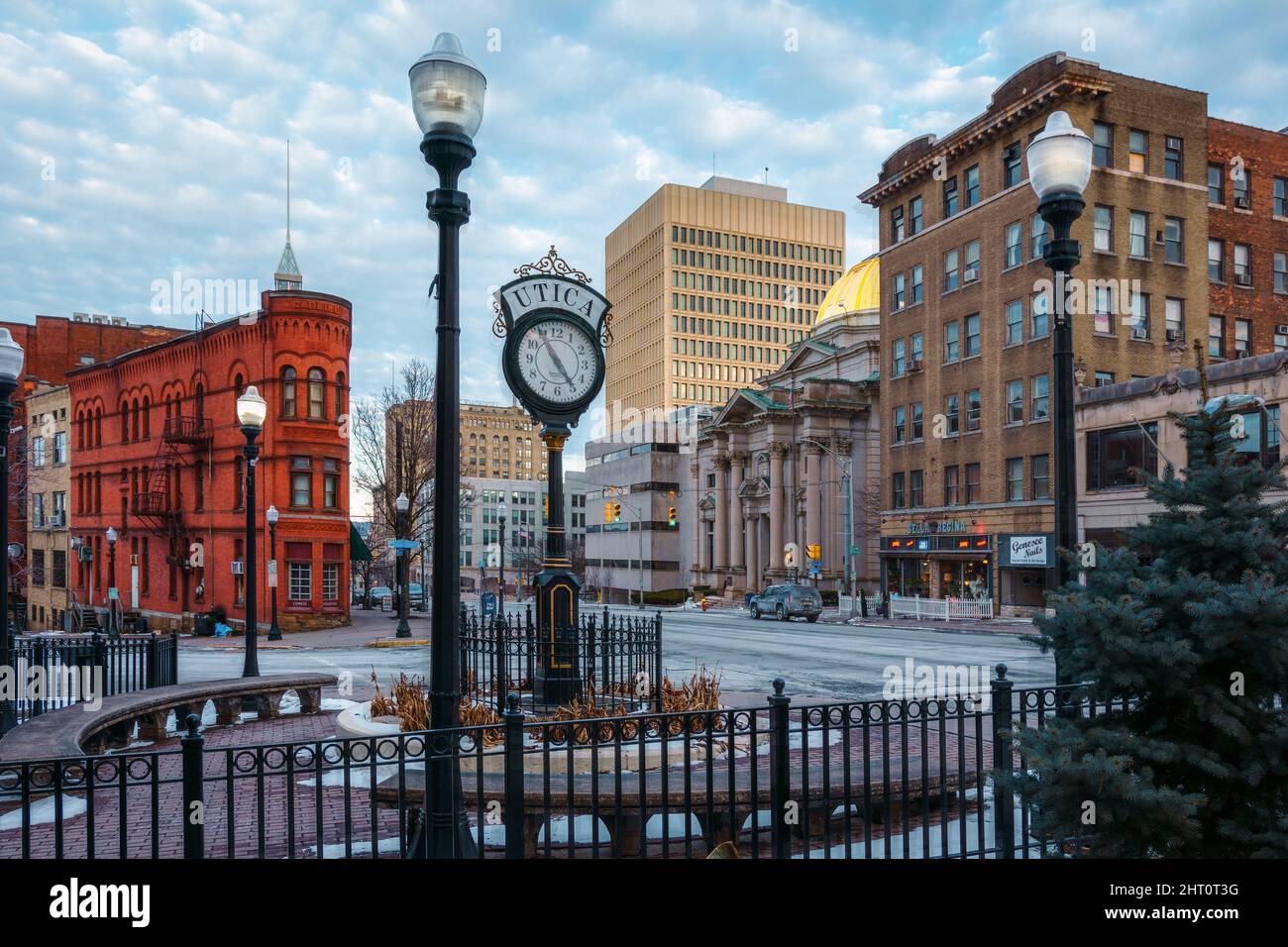 Utica, New York - 20 février 2022 : vue panoramique en soirée du quartier historique de Genesee Street, dans le centre-ville d'Utica, New York. Cette région est un régist national Banque D'Images